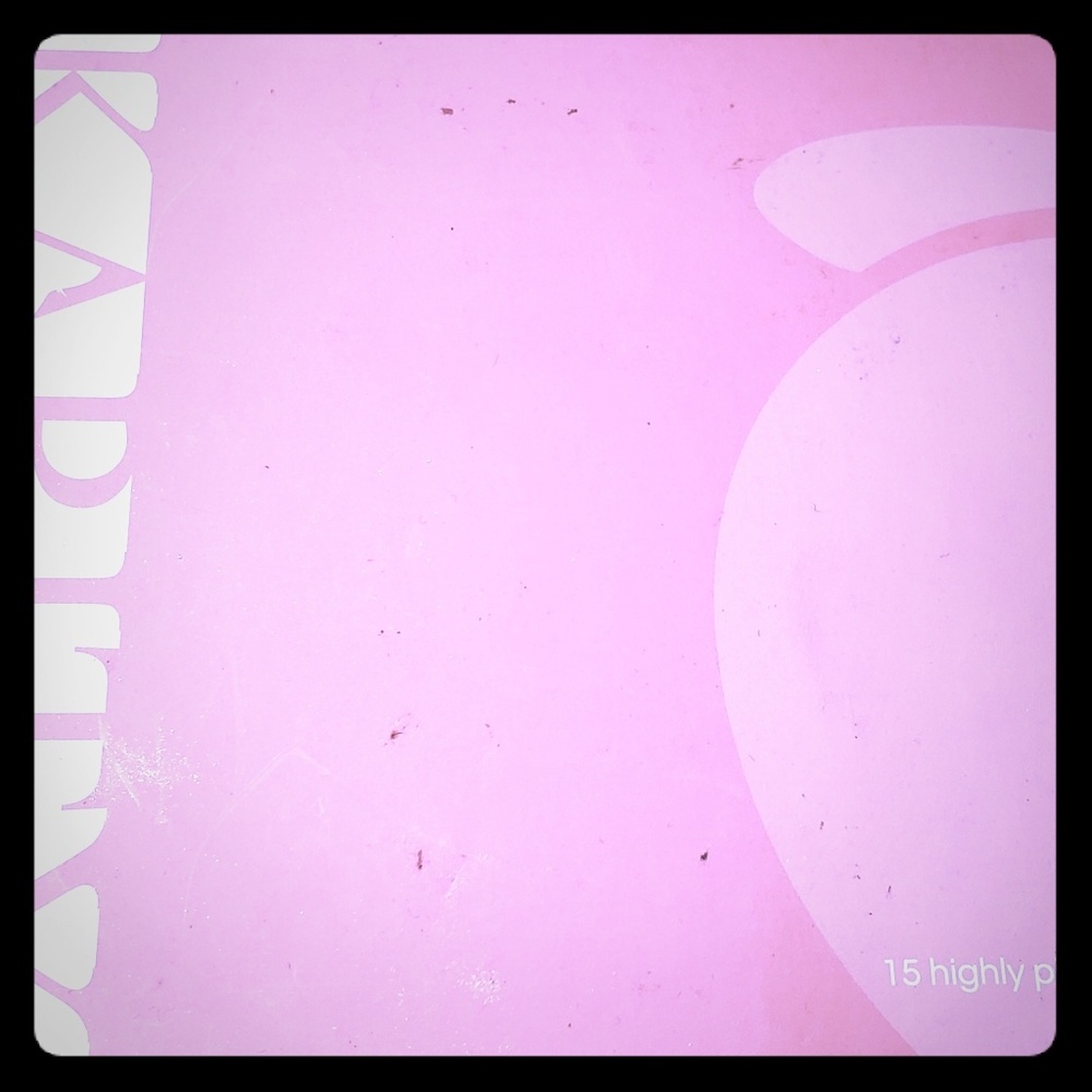 Karity Peaches eyeshadow palette
